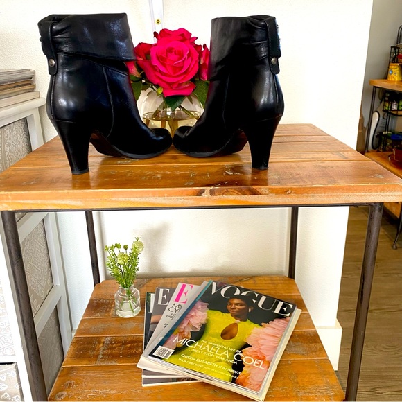 BCBG black Ankle Bootie (size 6)🌹 - Picture 6 of 12